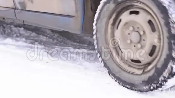 车轮在雪地里打滑视频的预览图