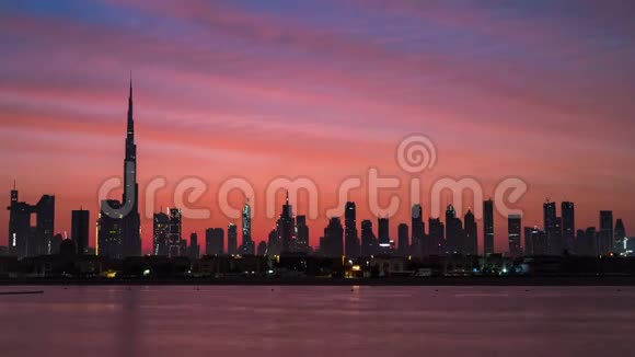 迪拜的日出时间过去了哈利法塔的黎明新的一天在阳光下美丽的彩色多云的天空视频的预览图