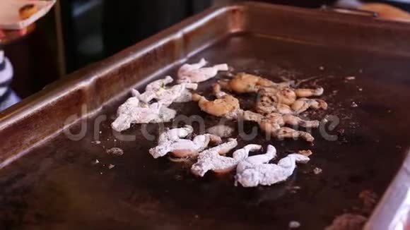 街头法式食物小贩在烤架上炸青蛙视频的预览图
