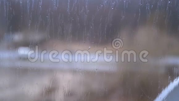 窗外的雨雨水顺着玻璃流下来视频的预览图