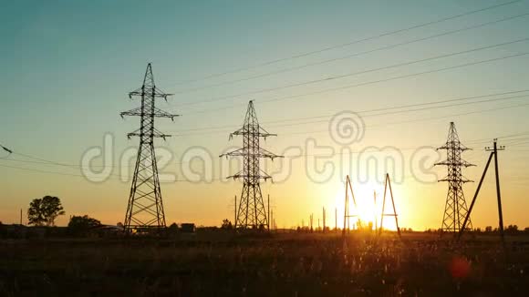 夕阳在农村背景下的高压电力线时间跨度视频的预览图