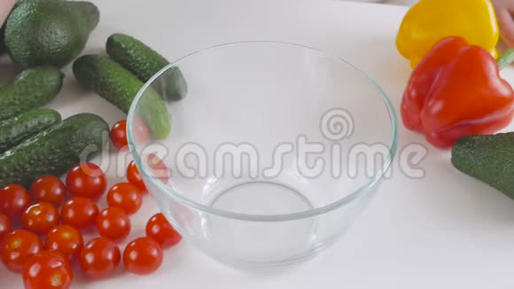 厨房餐桌上的一位女士把樱桃番茄放在一个堆叠的碗里视频的预览图