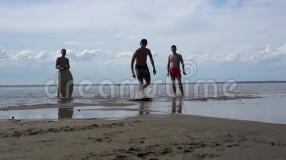 三个年轻人在海滩上冲浪视频的预览图