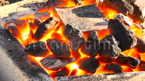 在1000度的锻炉中燃烧的焦化煤视频的预览图