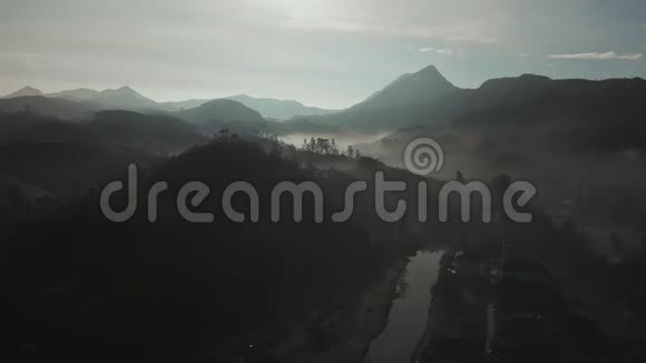 鸟瞰黎明和蒙纳尔市附近的山脉喀拉拉邦印度视频的预览图