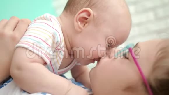 快乐女孩亲吻小男孩紧紧拥抱女孩的婴儿视频的预览图