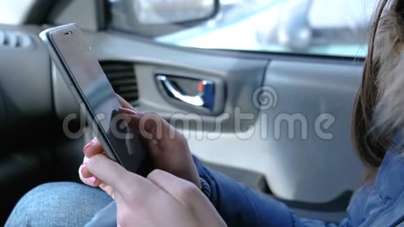 有手机的女人在车里特写女用手机浏览网页视频的预览图