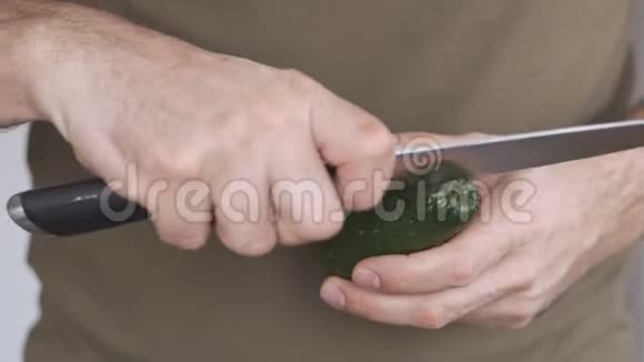 一个人用刀把鳄梨切成两半视频的预览图
