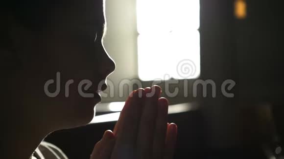 细节肖像祈祷年轻女子视频的预览图