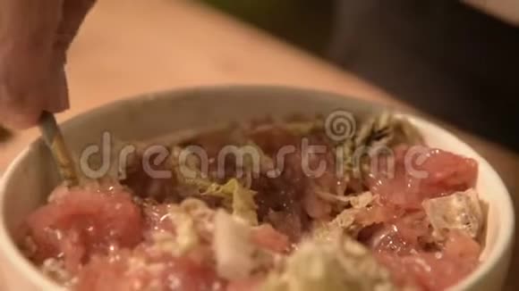 用一勺素食葡萄柚沙拉进行特写搅拌健康的家庭烹饪视频的预览图