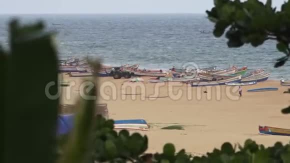 在海港海滩散步的老人视频的预览图