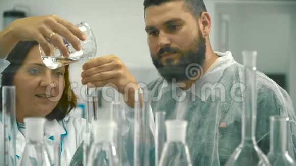 两位科学家在实验室测量液体视频的预览图