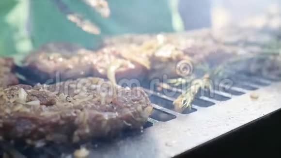 烧烤炸鲜肉鸡肉烧烤烧烤烧烤特写阳光户外厨师把肉放在烤架上视频的预览图