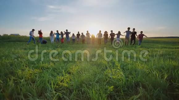 一群朋友在草地上快乐地奔跑视频的预览图