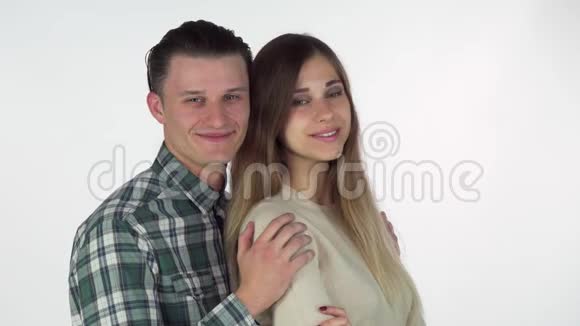 可爱的年轻夫妇拥抱看着旁边的复制空间视频的预览图
