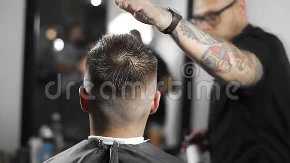 理发师在理发店为顾客理发理发师理发理发视频的预览图