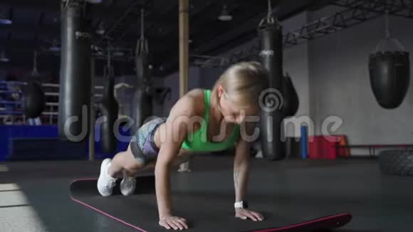 运动型美女做俯卧撑是她交叉健身健身锻炼的一部分视频的预览图