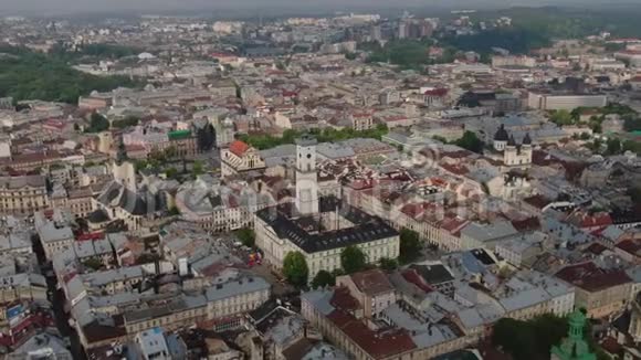 空中屋顶和街道老城利沃夫乌克兰古镇全景市议会市政厅拉图什旧的视频的预览图