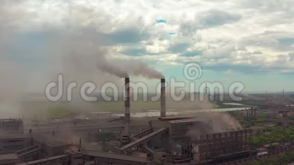 工业管道污染大气有烟尘生态污染烟堆视频的预览图