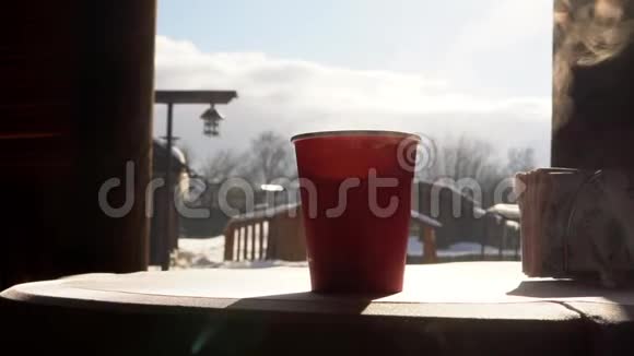 蒸汽从一个热茶杯这是由冬季早晨的阳光在光视频的预览图