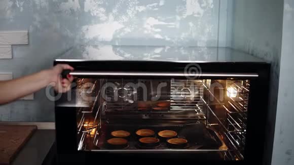 厨房里的糖果师准备甜点的准备工作一个穿蓝色衬衫的女孩从视频的预览图