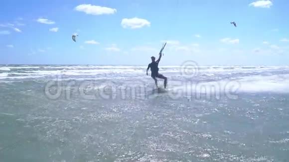 这个快乐的人从事风筝冲浪并伸出手指视频的预览图