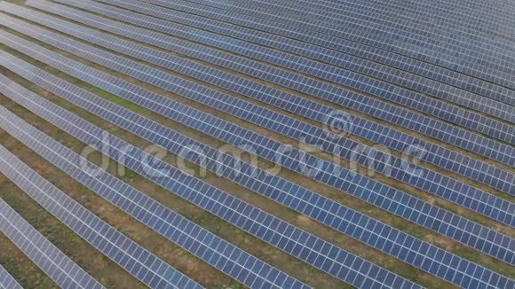太阳能电池板的空中景观农场太阳能电池与阳光视频的预览图