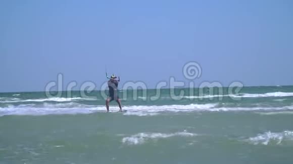 一个人在风筝上滑在波浪上跳进空中视频的预览图