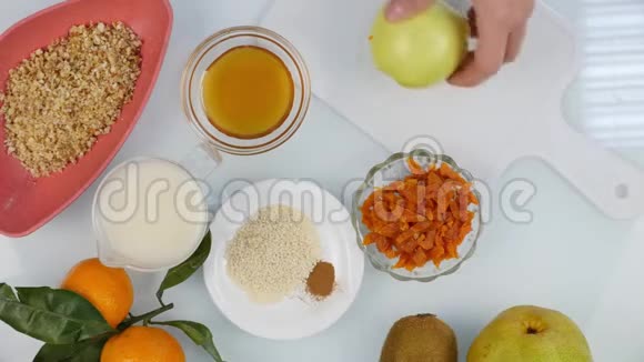 女的俯视图在厨房的砧板上切了一个苹果烹饪健康食品视频的预览图