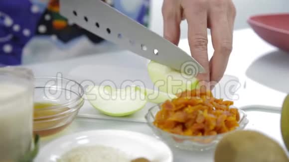 女人手在厨房的砧板上切苹果烹饪健康食品视频的预览图