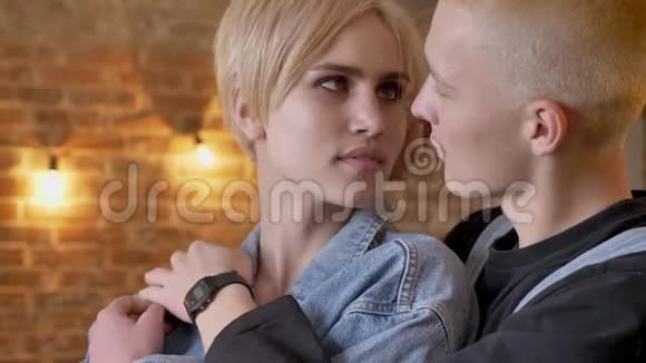 几个年轻有魅力的时髦女郎正在接吻眼神交流恋爱砖头背景视频的预览图