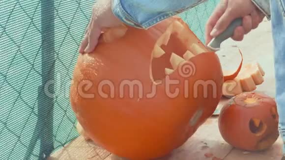 为庆祝万圣节手工雕刻的橙色南瓜视频的预览图