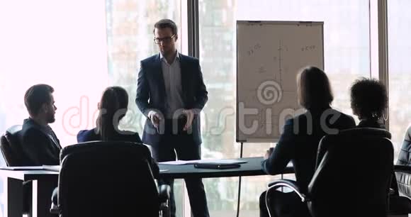 专业男性会议演讲者在培训时在白板上演示视频的预览图