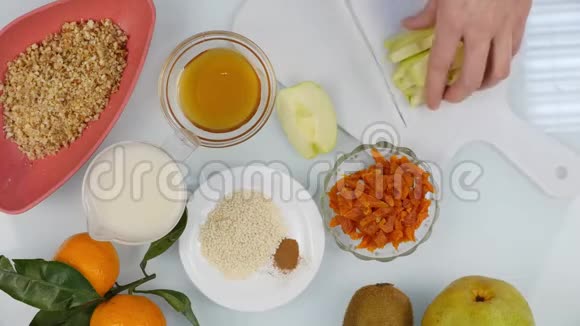 女人的手在厨房的砧板上切苹果的俯视图烹饪健康的食物4K视频的预览图