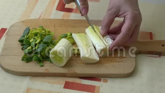 木切板上天然鲜切韭菜韭菜切片的特写新鲜绿色韭菜的切片砍了李克弗雷斯视频的预览图