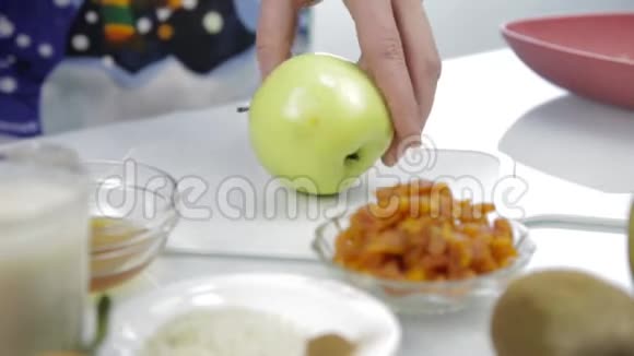 女人厨房里的砧板上切了一个苹果烹饪健康食品视频的预览图