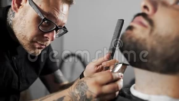理发师在理发店用剪子剪了顾客胡子男人在理发剪了胡子视频的预览图