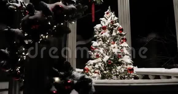 街上的圣夜里装饰着圣诞树的露台覆盖着雪视频的预览图