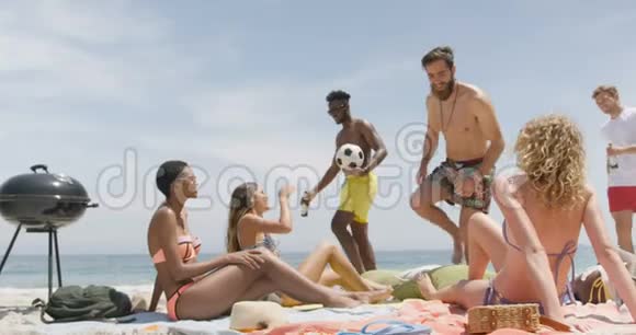 一群混血朋友在海滩上放松4k视频的预览图
