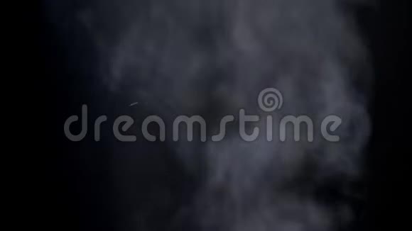 近距离拍摄的蒸气烟雾与喷雾向上飞行的黑色背景视频的预览图