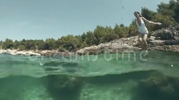 苗条的年轻女子潜入大海水下射击视频的预览图