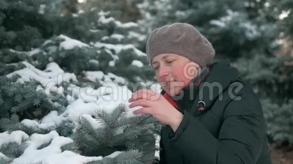 女人在森林里玩得很开心美丽的冬天风景和雪杉树视频的预览图