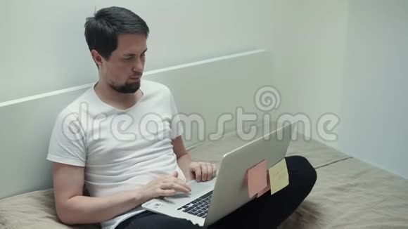 人是作家在笔记本电脑上打印新书的文本视频的预览图