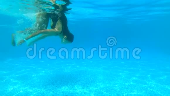 女人在水下游泳慢动作视频的预览图