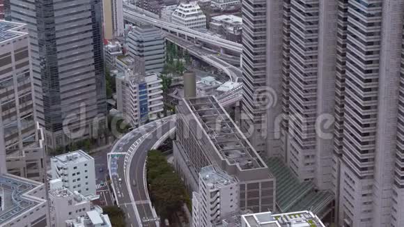 东京新宿的摩天大楼和街道鸟瞰图视频的预览图