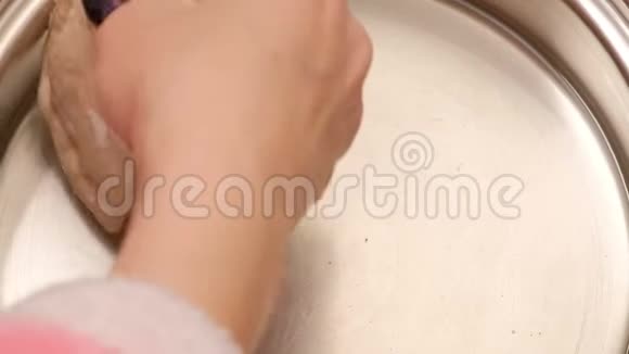 特写镜头女性的手把生的馅饼放在平底锅里加热油做油炸肉馅饼视频的预览图