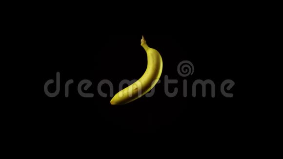 孤立的成熟香蕉在黑色背景上旋转视频的预览图