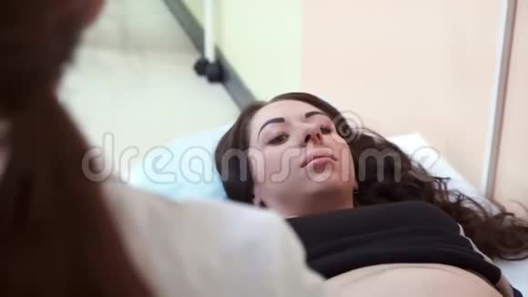 一个漂亮的女孩去看医生躺在沙发上视频的预览图