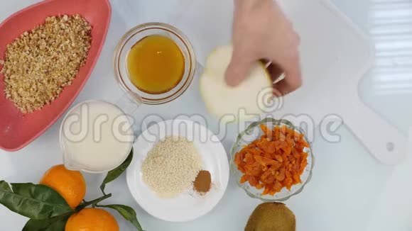厨房里女人手在砧板上切梨烹饪健康的食物4K视频的预览图