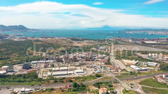 空中观景直布罗陀西班牙南部的圣罗克炼油厂视频的预览图